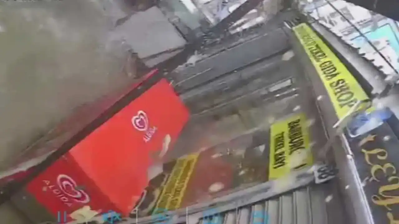 Hatay’da Çarşı Çatısı Çöktü: Facianın Eşiğinden Dönüldü! 1